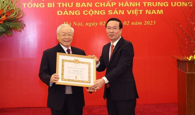 Đồng chí Võ Văn Thưởng trao Huy hiệu 55 năm tuổi Đảng tặng Tổng Bí thư Nguyễn Phú Trọng. Ảnh: TTXVN