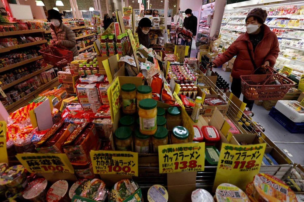 Người dân mua hàng tại một siêu thị ở thủ đô Tokyo, Nhật Bản