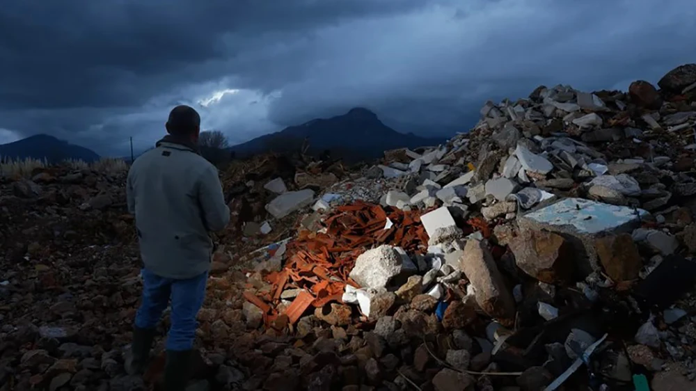 Hiện trường một vụ đổ trộm rác vật liệu xây dựng tại Pháp