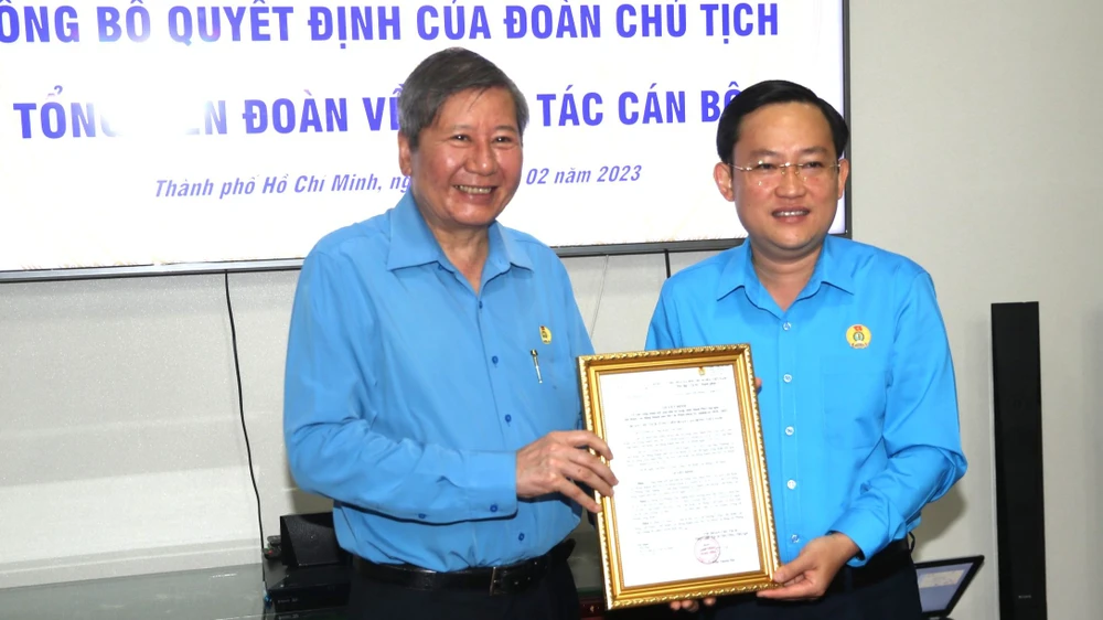 Phó Chủ tịch Thường trực Tổng LĐLĐ Việt Nam Trần Thanh Hải trao quyết định công nhận kết quả bầu bổ sung chức danh Phó Chủ tịch LĐLĐ TPHCM đối với đồng chí Phùng Thái Quang