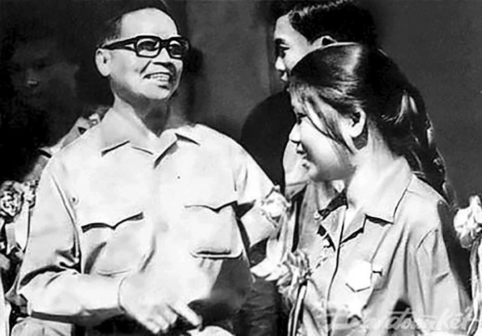 KTS Huỳnh Tấn Phát, Chủ tịch Chính phủ Cách mạng Lâm thời Cộng hòa Miền Nam Việt Nam, trò chuyện với Anh hùng Lực lượng vũ trang Nguyễn Thị Lài tại lễ tuyên dương năm 1969. Ảnh: Tư liệu