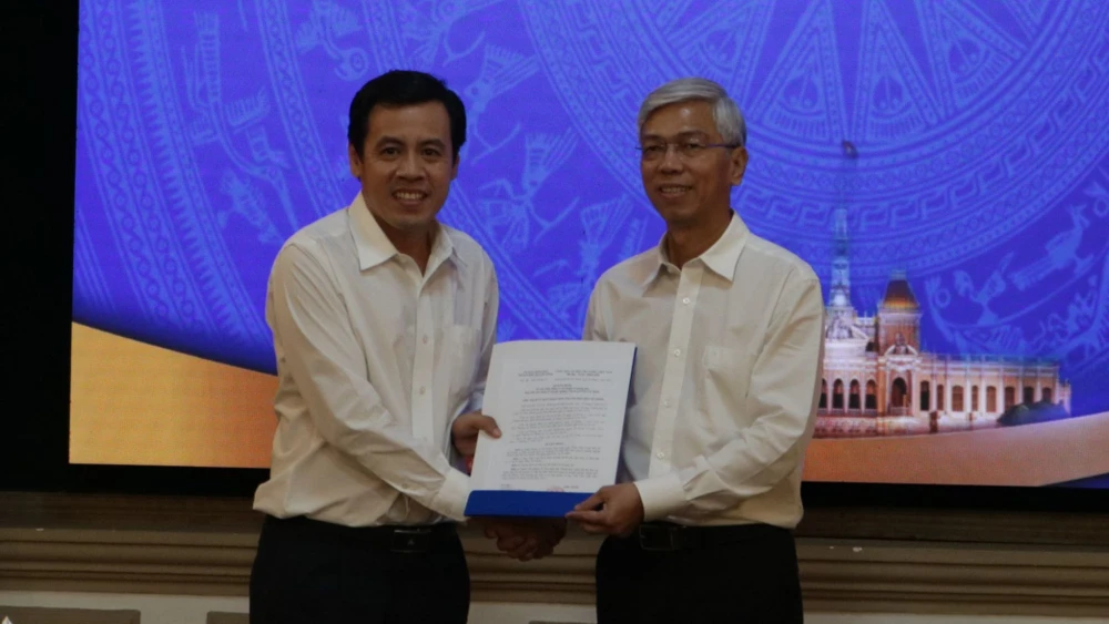 Ông Trần Anh Tuấn (trái) nhận quyết định điều động bổ nhiệm