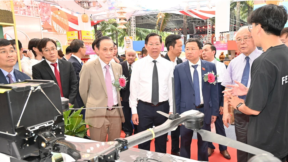 Chủ tịch UBND TPHCM Phan Văn Mãi cùng các đại biểu xem triển lãm tại Lễ hội Việt - Nhật lần thứ 8-2023. Ảnh: QUỐC THANH