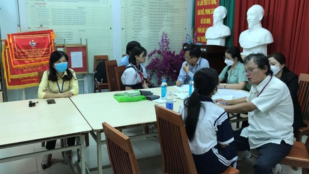 Bác sĩ Trương Hữu Khanh, chuyên gia về Nhiễm Nhi của BV Nhi Đồng 1 và tổ công tác thăm khám cho các học sinh của 2 trường THCS Lê Văn Tám và THCS Lam Sơn