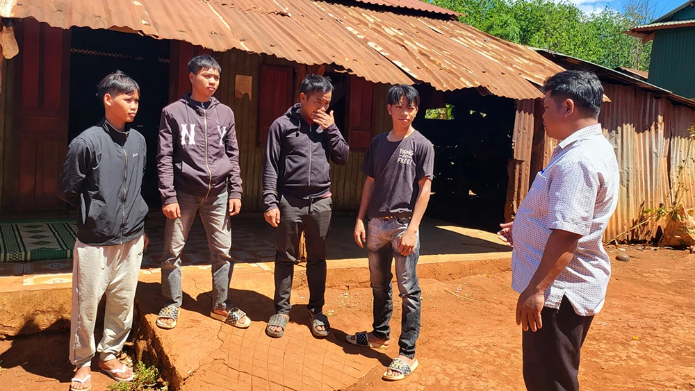 Cán bộ địa phương trò chuyện với 4 công dân xã Ia O từng bị lừa gạt sang Campuchia