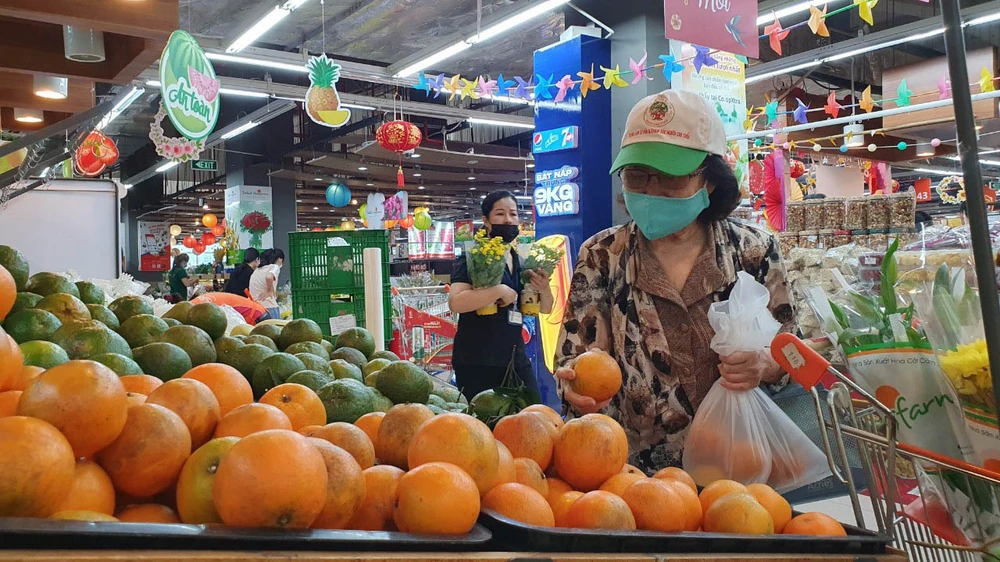 Người tiêu dùng chọn mua trái cây tại siêu thị