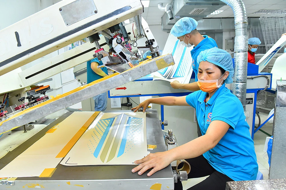 Công nhân làm việc tại Công ty TNHH Sản xuất Thương mại Minh Mẫn, TPHCM. Ảnh: ÁI VÂN