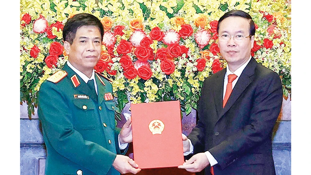 Chủ tịch nước Võ Văn Thưởng trao quyết định cho đồng chí Nguyễn Văn Nghĩa. Ảnh: TTXVN