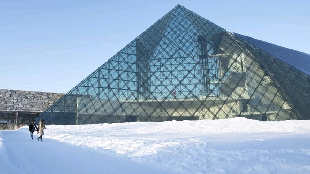 Kim tự tháp kính ở công viên Moerenuma được làm mát từ tuyết