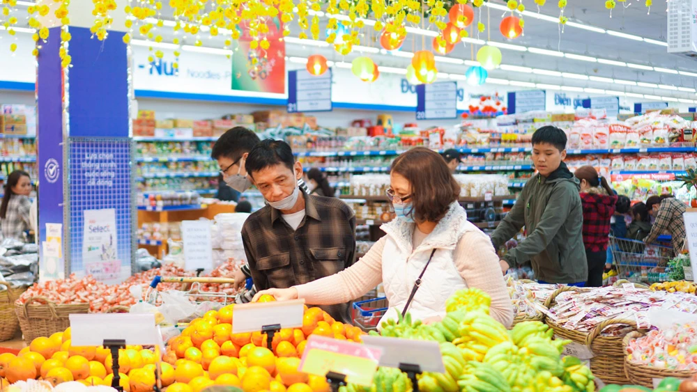Người tiêu dùng lựa chọn sản phẩm xanh tại một siêu thị