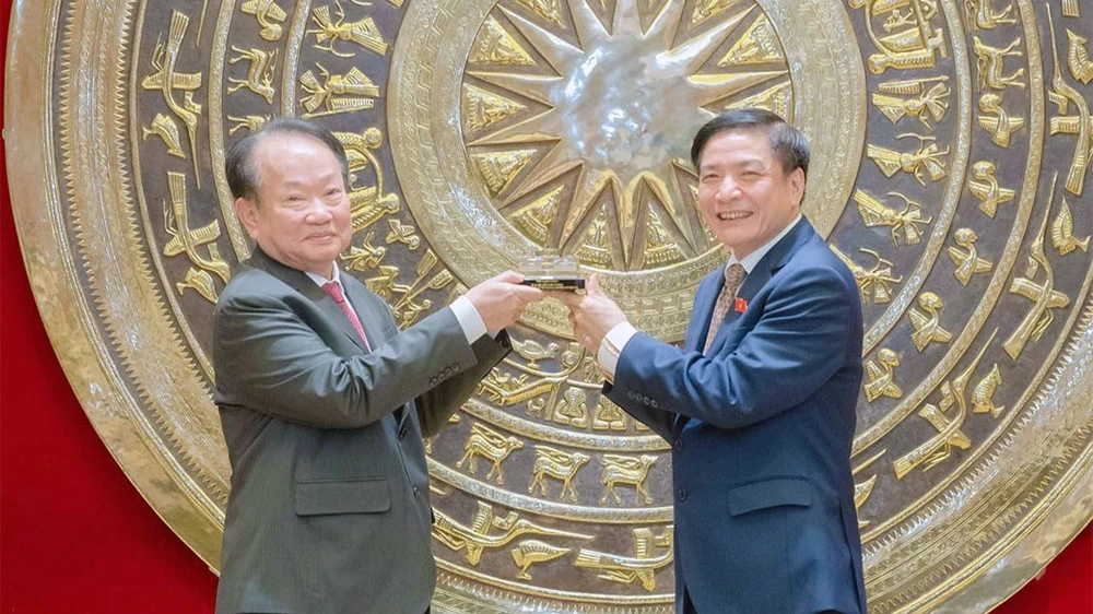 Tổng Thư ký Quốc hội Bùi Văn Cường trao quà lưu niệm cho Tổng Thư ký Thượng viện Vương quốc Campuchia Oum Sarith