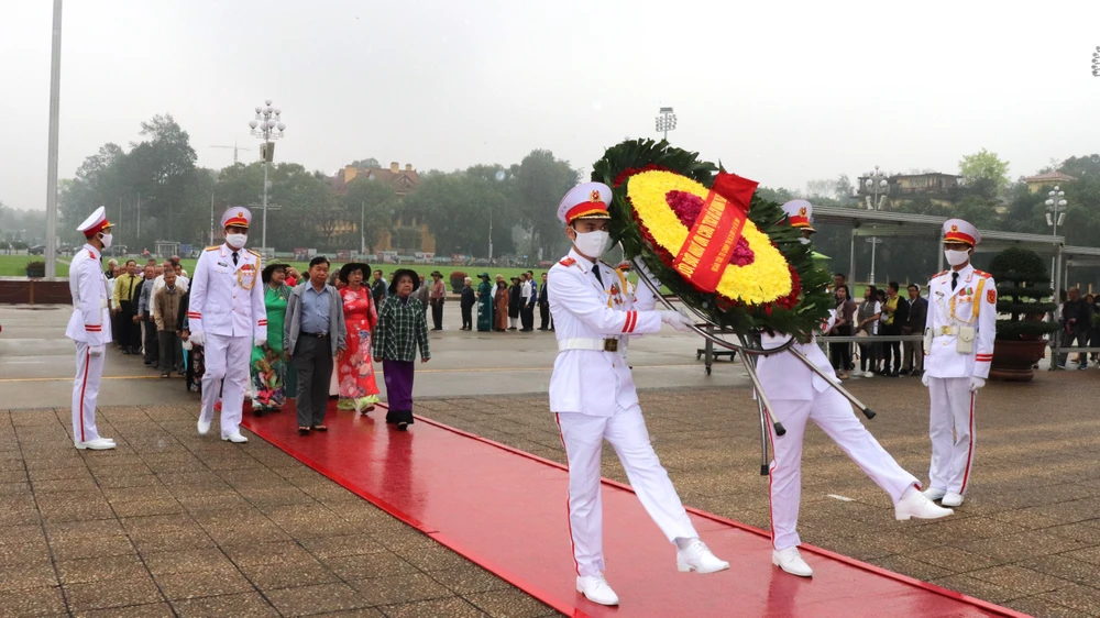 Đoàn đại biểu cựu tù chính trị và tù binh TPHCM vào Lăng viếng Bác