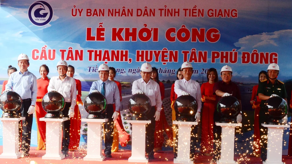 Nghi lễ khởi công cầu Tân Thạnh, huyện Tân Phú Đông. Ảnh: MINH THÀNH