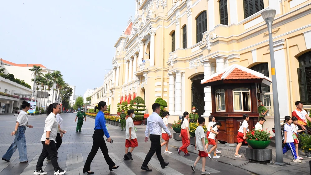 Khách tham quan Di tích Kiến trúc nghệ thuật cấp quốc gia Trụ sở HĐND và UBND TPHCM sáng 29-4. Ảnh: VIỆT DŨNG