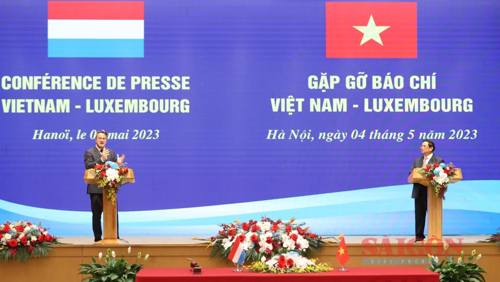 Thủ tướng Phạm Minh Chính và Thủ tướng Luxembourg Xavier Bettel gặp gỡ báo chí sau cuộc hội đàm. Ảnh: QUANG PHÚC