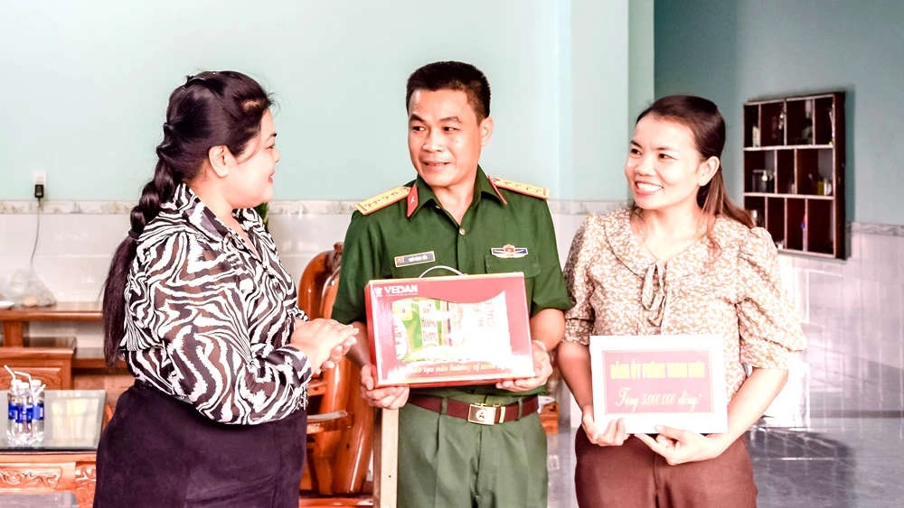 Bà Nguyễn Thu Thủy - đại diện Vedan trao quà cho gia đình đại úy quân nhân chuyên nghiệp Ngô Công Tấn