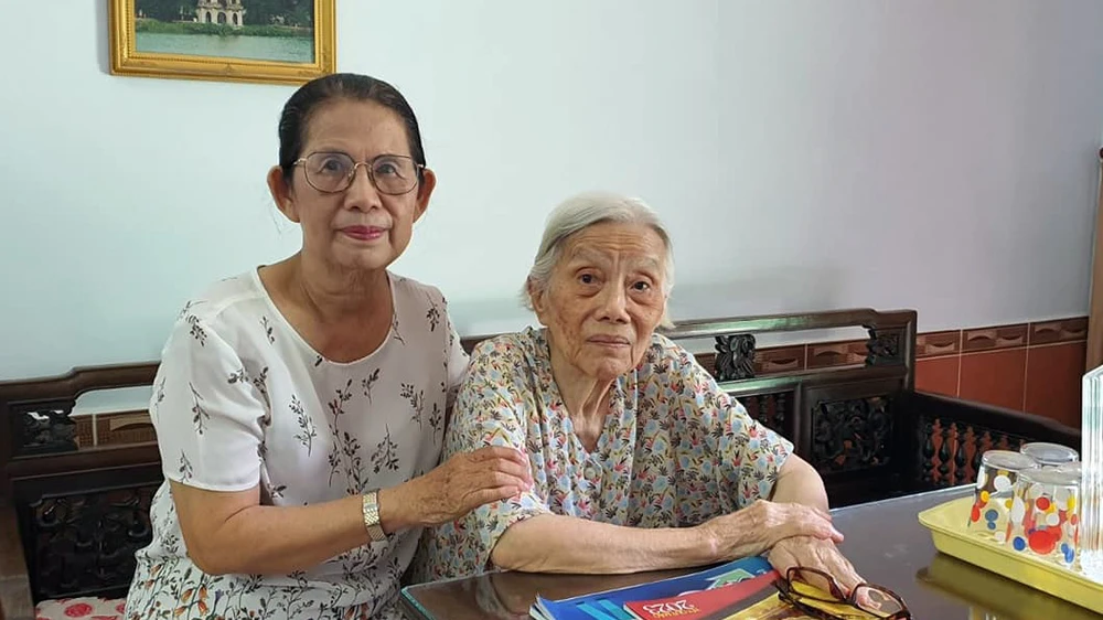 TS Quách Thu Nguyệt (bên trái) thăm bà Nguyễn Thị Minh – con gái cụ Nguyễn An Ninh tại nhà riêng. Ảnh: quochoitv.vn