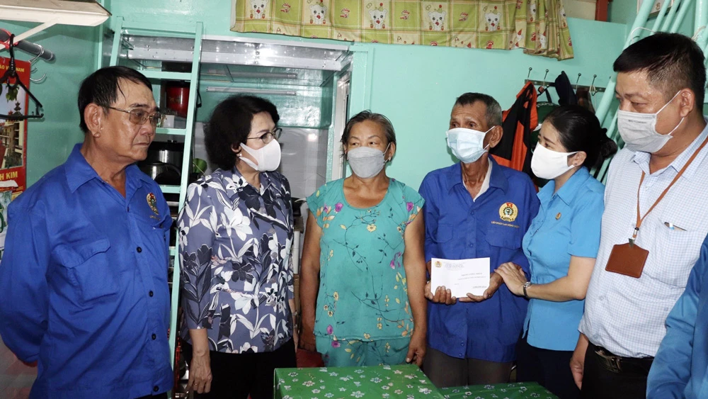 Bí thư Quận ủy quận 1 Tô Thị Bích Châu thăm hỏi, động viên và tặng quà gia đình ông Nguyễn Văn My