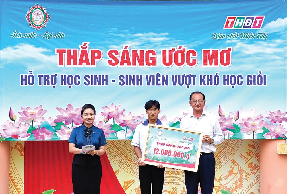 Công ty TNHH MTV XSKT Đồng Tháp trao học bổng cho học sinh nghèo hiếu học
