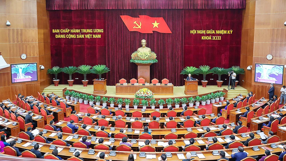 Tổng Bí thư Nguyễn Phú Trọng phát biểu bế mạc Hội nghị Ban Chấp hành Trung ương Đảng giữa nhiệm kỳ khóa XIII, sáng 17-5. Ảnh: VIẾT CHUNG