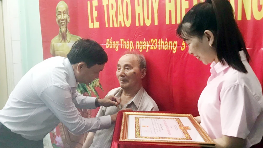 Đồng chí Phan Văn Thắng trao huy hiệu 60 năm tuổi Đảng cho đảng viên