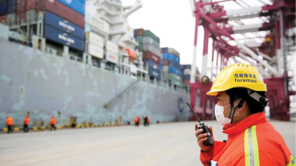 Hoạt động ở một cảng container tại Trung Quốc. Ảnh: Reuters