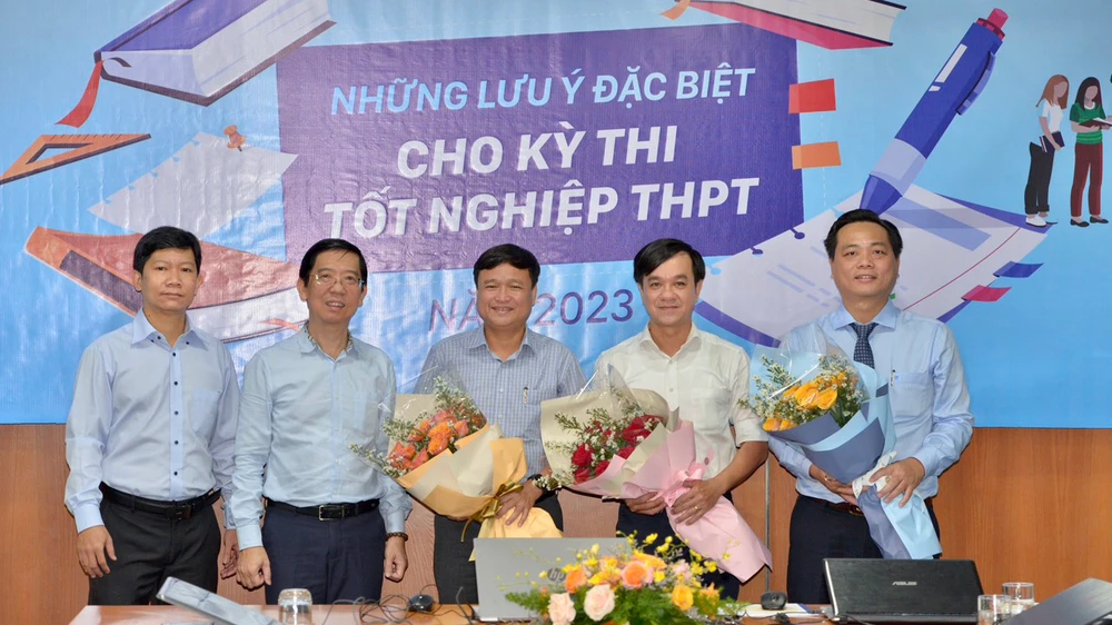 Nhà báo Nguyễn Nhật, Phó Tổng Biên tập Thường trực Báo SGGP tặng hoa cho các khách mời tham gia GLTT. Ảnh: CAO THĂNG