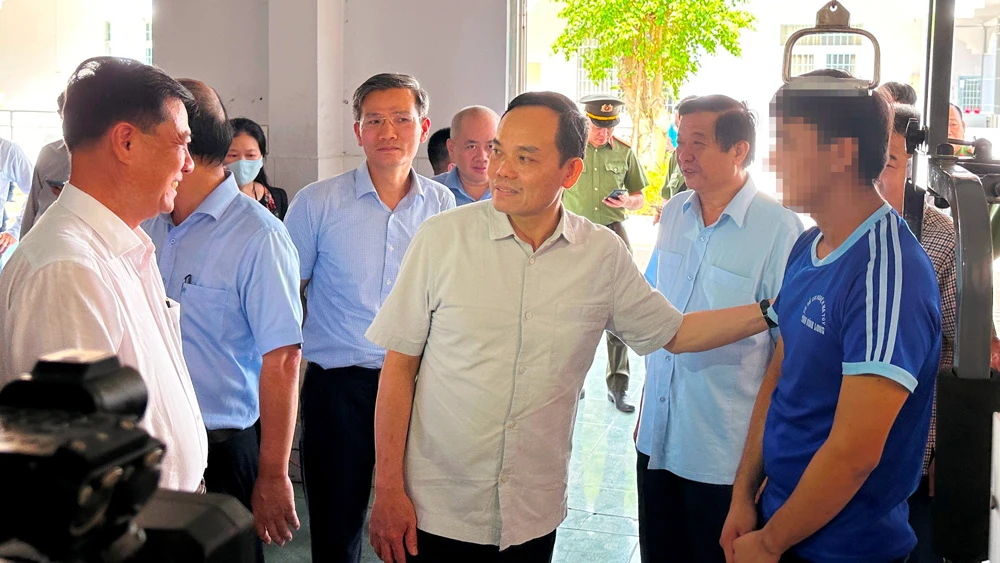 Phó Thủ tướng Trần Lưu Quang thăm hỏi, động viên các học viên đang cai nghiện tại Cơ sở cai nghiện ma túy tỉnh Vĩnh Long