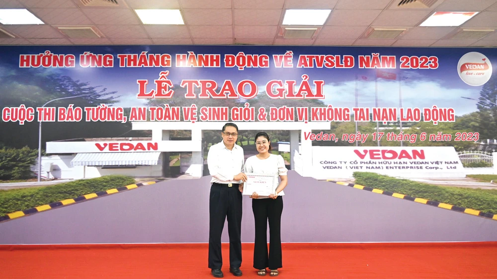 Ông Ni Chih Hao - Tổng Giám đốc Vedan Việt Nam trao giải nhất tập thể báo tường cho đại diện Xưởng tinh bột