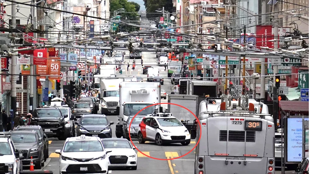 Một chiếc xe tự lái Cruise di chuyển qua một giao lộ ở San Francisco. Ảnh: GETTY IMAGES