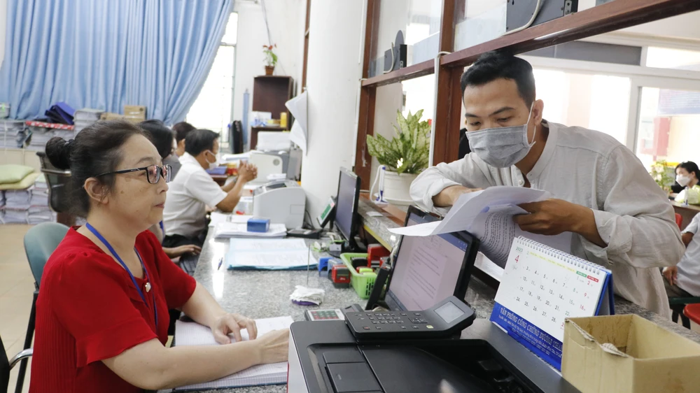 Công chức phường Bình Hưng Hòa A, quận Bình Tân giải quyết hồ sơ cho người dân