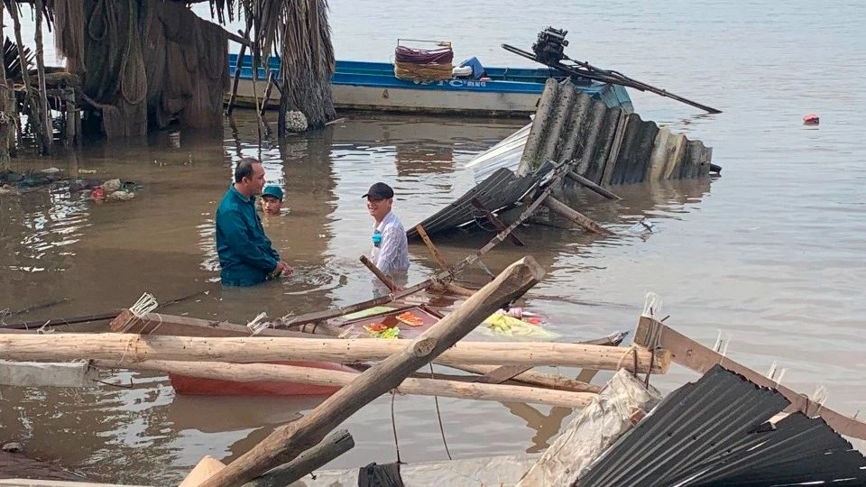 Vụ sạt lở làm sập hoàn toàn 4 nhà dân