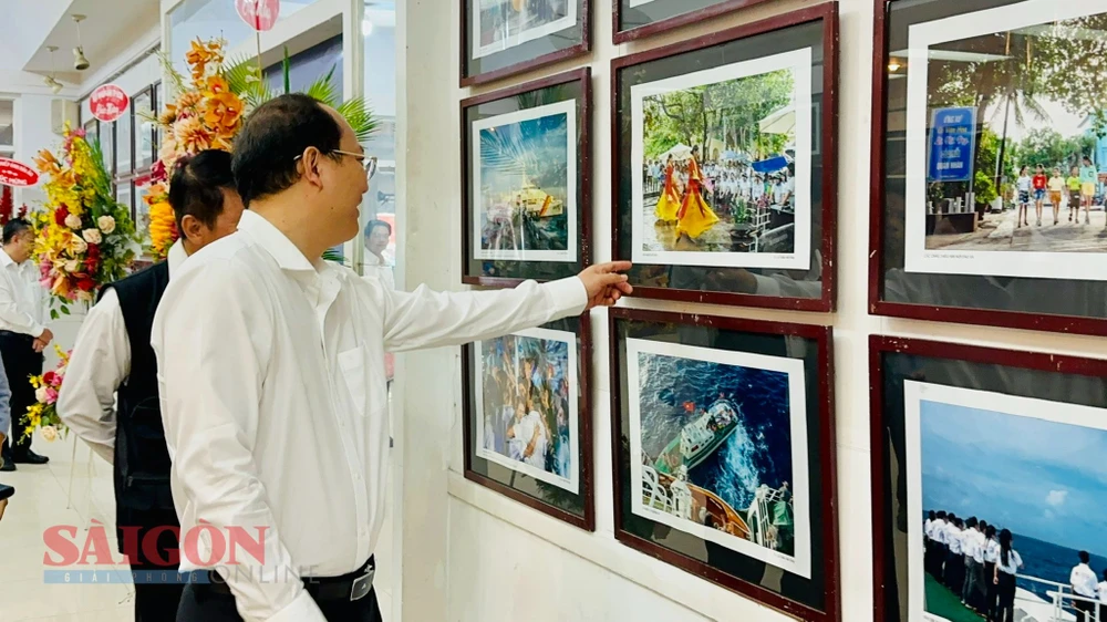Phó Bí thư Thành ủy TPHCM Nguyễn Hồ Hải tham quan triển lãm ảnh thời sự nghệ thuật. Ảnh: CHÍ THẠCH