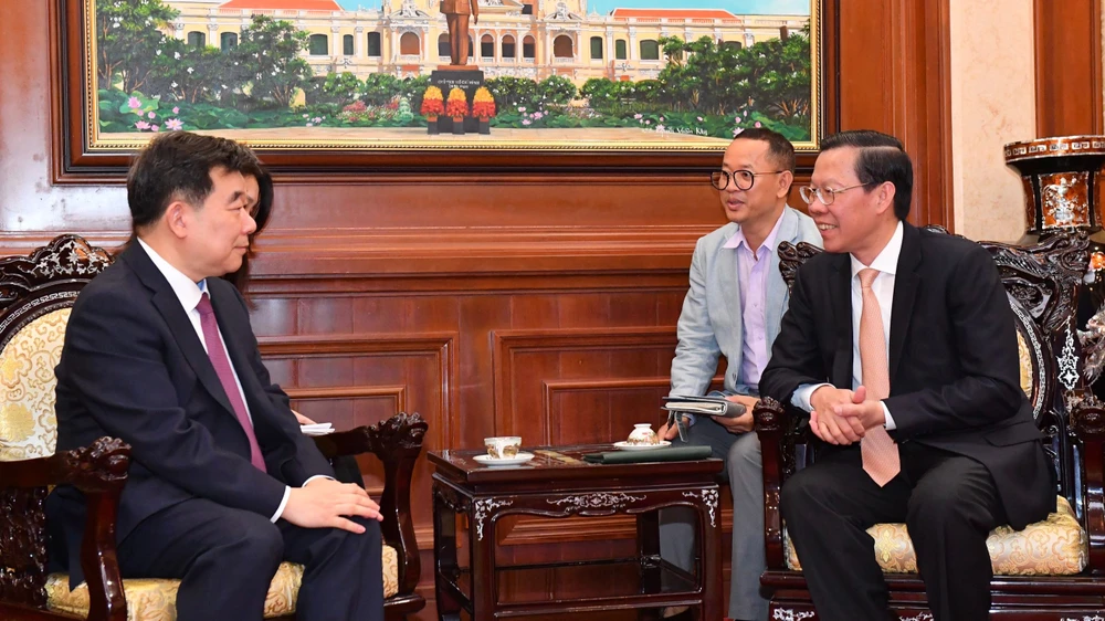 Chủ tịch UBND TPHCM Phan Văn Mãi tiếp ông Shin Choong Il. Ảnh: VIỆT DŨNG