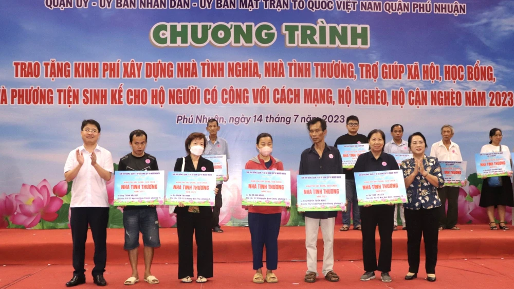 Chủ tịch Ủy ban MTTQ Việt Nam TPHCM Trần Kim Yến trao kinh phí hỗ trợ xây dựng, sửa chữa nhà tình thương cho các gia đình khó khăn tại quận Phú Nhuận