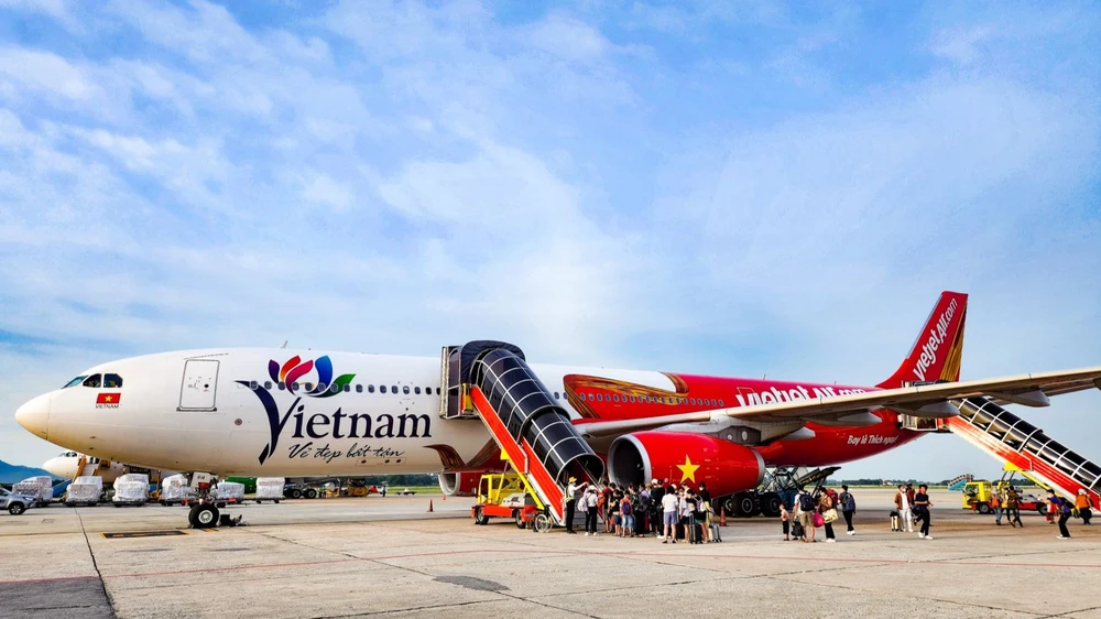 Máy bay A330 Vietjet mới với hình ảnh biểu tượng du lịch Việt Nam