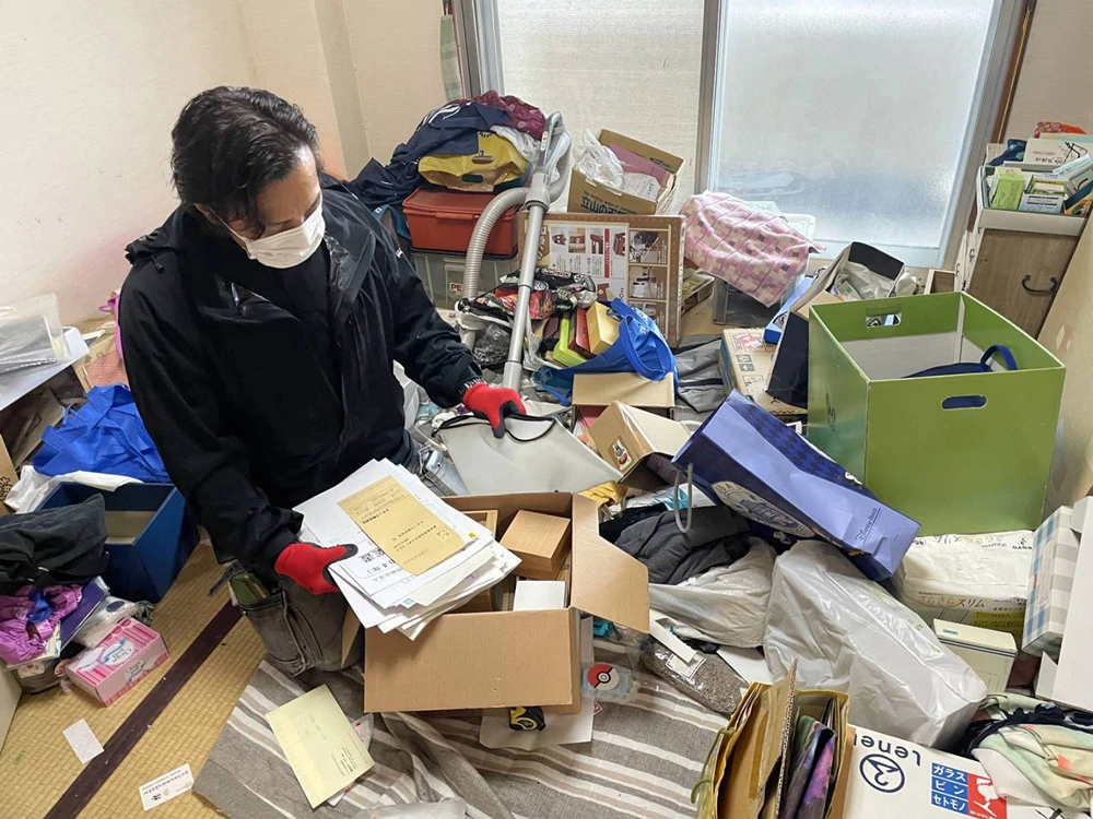 Nhân viên Công ty vệ sinh Bxia sàng lọc tài sản của người đã mất. Ảnh: Japan Times