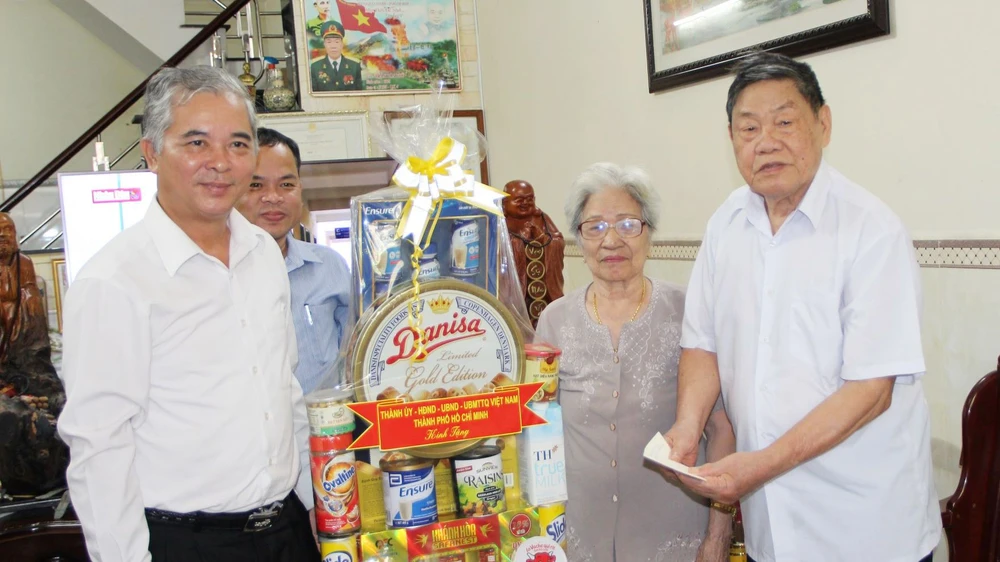 Đồng chí Ngô Minh Châu tặng quà ông Trần Văn Phú