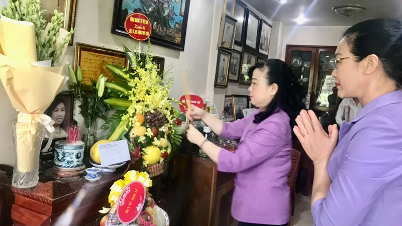 Bộ trưởng Bộ Y tế Đào Hồng Lan và Chủ tịch Công đoàn Y tế Việt Nam Phạm Thanh Bình thắp hương tại ban thờ liệt sĩ Đặng Thuỳ Trâm. Nguồn: ĐCSVN