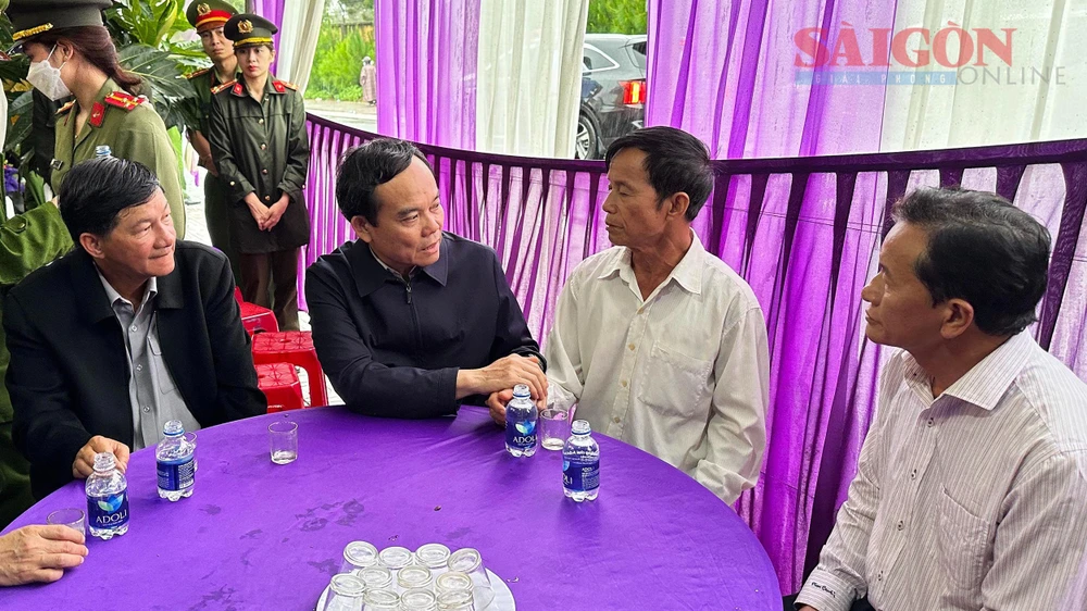 Phó Thủ tướng Chính phủ Trần Lưu Quang thăm hỏi thân nhân Đại úy Lê Ánh Sáng. Ảnh: ĐOÀN KIÊN