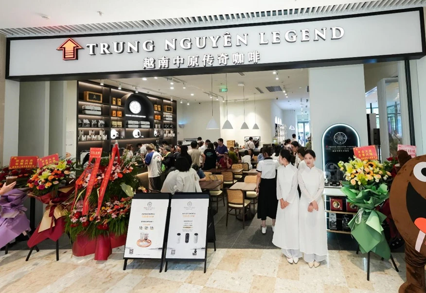 Thế giới cà phê Trung Nguyên Legend tại Trung tâm thương mại One East, Thượng Hải, Trung Quốc thu hút đông đảo người yêu cà phê đến trải nghiệm trong ngày đầu tiên ra mắt