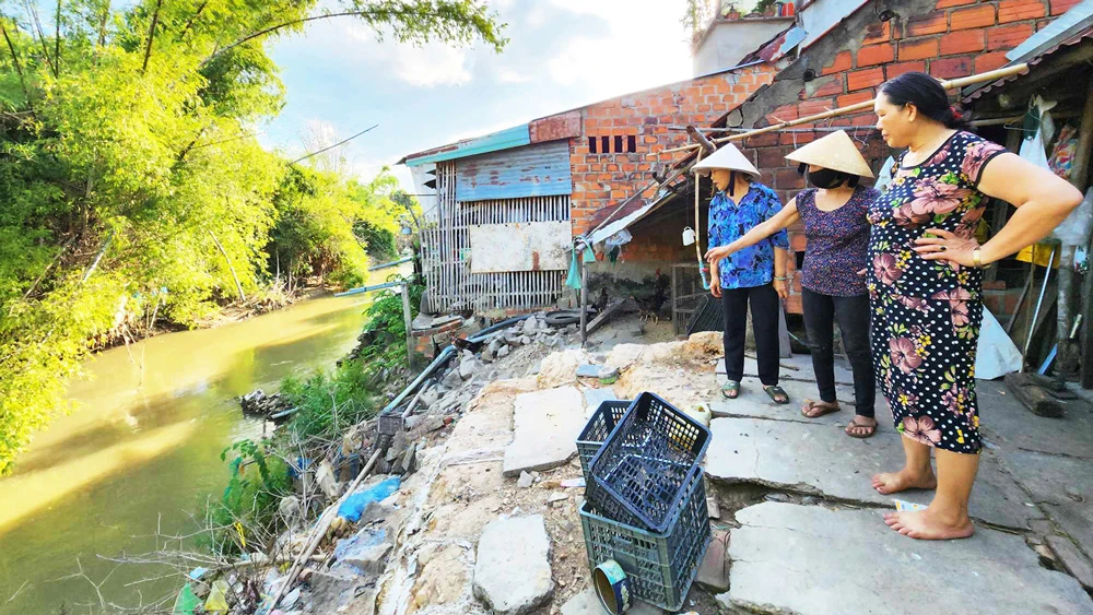 Nhiều ngôi nhà sắp bị sông Gò Chàm (xã Phước An, thị xã Hoài Nhơn, Bình Định) "nuốt chửng". Ảnh: NGỌC OAI