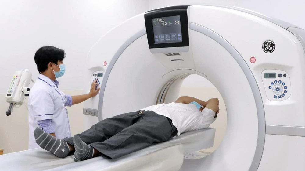 Bác sĩ Bệnh viện Ung bướu TPHCM chụp MRI tầm soát ung thư cho người bệnh