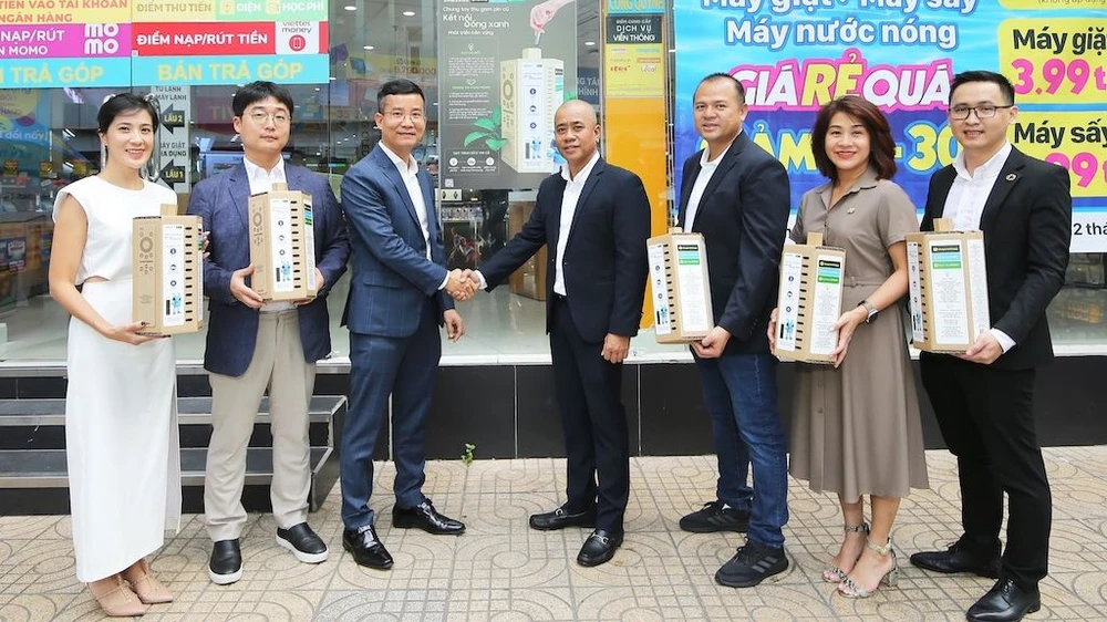 Công ty Điện tử Samsung Vina hợp tác cùng Tập Đoàn Thế Giới Di Động triển khai hoạt động “Chung tay xử lý pin đã qua sử dụng” trên toàn quốc