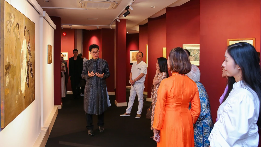 Khách tham quan triển lãm Họa duyên tương ngộ tại Bảo tàng nghệ thuật Quang San