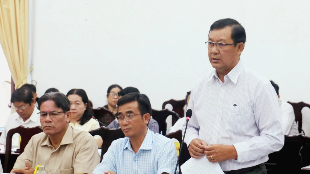 Ông Lưu Văn Liêm (đứng) thông tin về tình hình hoạt động của Trung tâm Ứng dụng tiến bộ KH-CN