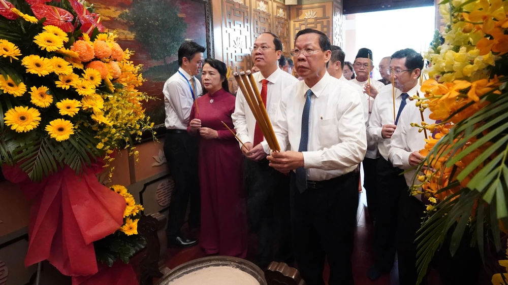Lãnh đạo TPHCM dâng hoa, dâng hương tưởng nhớ Chủ tịch Tôn Đức Thắng