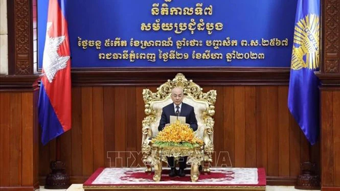 Quốc Vương Norodom Sihamoni chủ trì, đọc thông điệp chào mừng tại phiên khai mạc kỳ họp. Ảnh: TTXVN