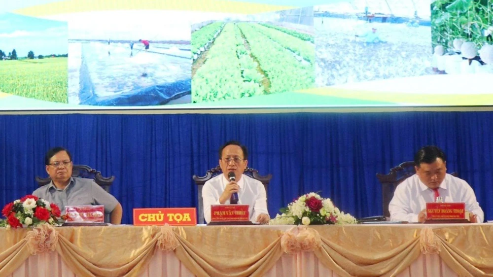 Chủ tịch UBND tỉnh Bạc Liêu Phạm Văn Thiều (giữa) đối thoại với nông dân