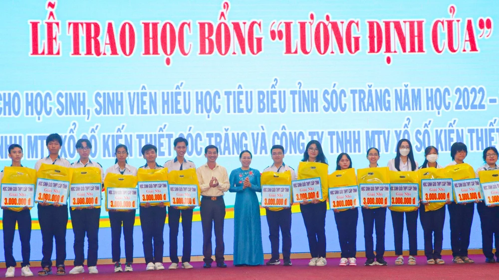 Lễ Trao học bổng Lương Định Của cho học sinh, sinh viên hiếu học tiêu biểu của tỉnh Sóc Trăng